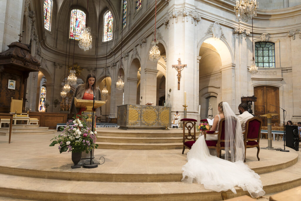 Scène de mariage dans l'église